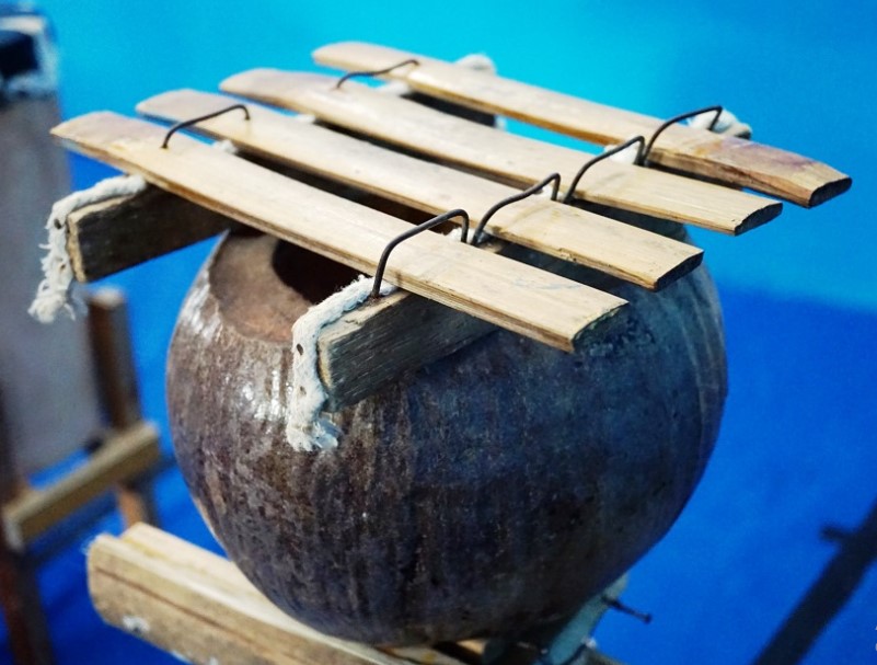 Calong alat musik tradisional sulawesi barat